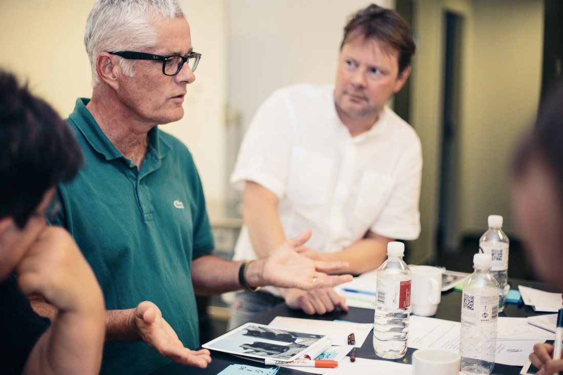Deltagere arbejder sammen under en faciliteret proces — Organisationsudvikling